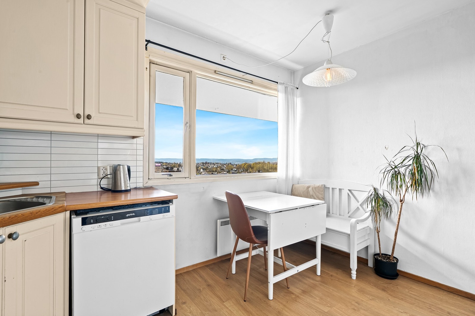 Foran vinduet passer det utmerket å innrede med et frokostbord. Legg merke til utsikten og lyset. Galleribilde