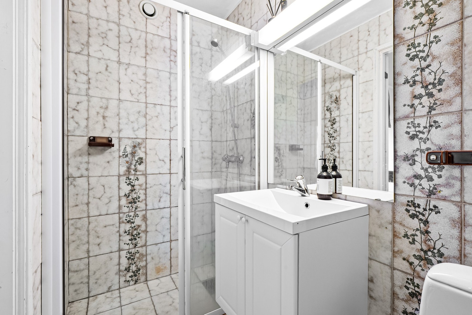 Leiligheten inneholder to baderom, et i hver etasje. Mekanisk avtrekk på badet. Galleribilde