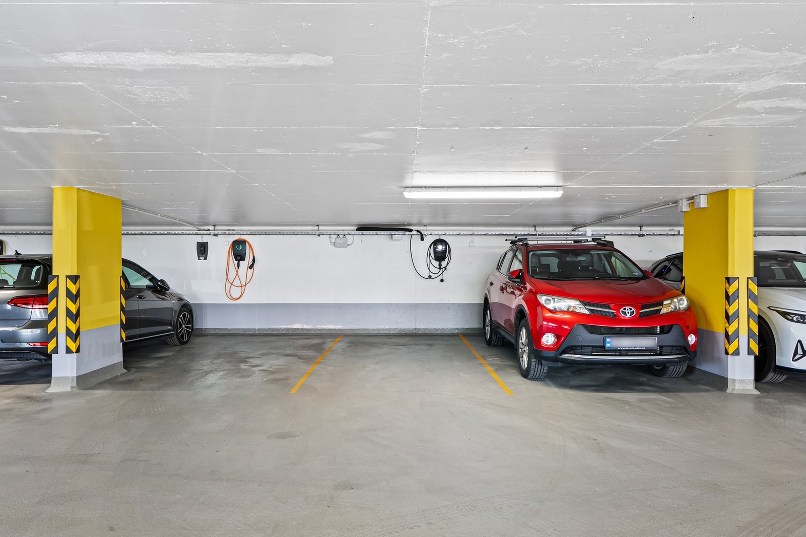 Leiligheten disponerer en biloppstillingsplass med lader i felles lukket garasjeanlegg. Det er mulig å leie en ekstra p-plass ved behov. Galleribilde