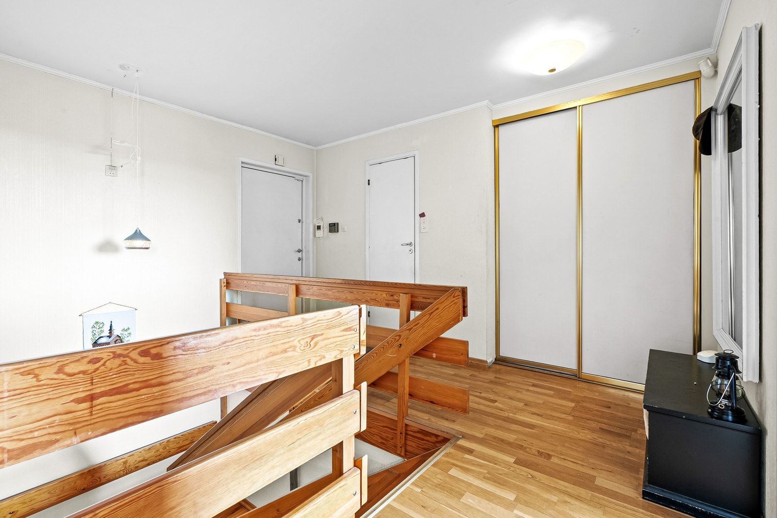 Leiligheten har adkomst inn i en romslig gang. Galleribilde