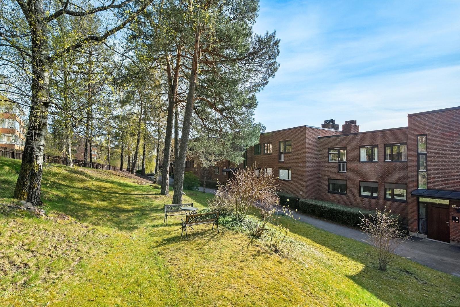Her bor du sentralt, med kort vei til offentlig kommunikasjon, Østmarka og et bredt utvalg av fasiliteter og servicetilbud. Galleribilde
