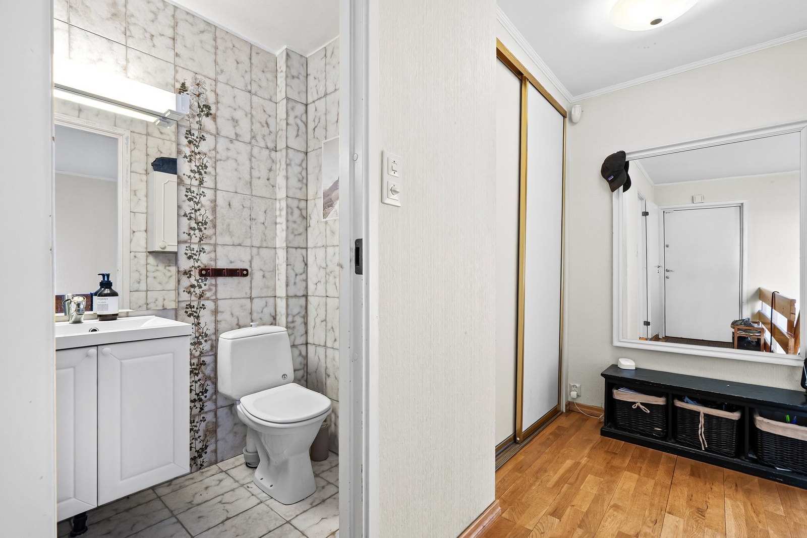 Lagringsplass i en skyvedørsgarderobe i gangen. Galleribilde