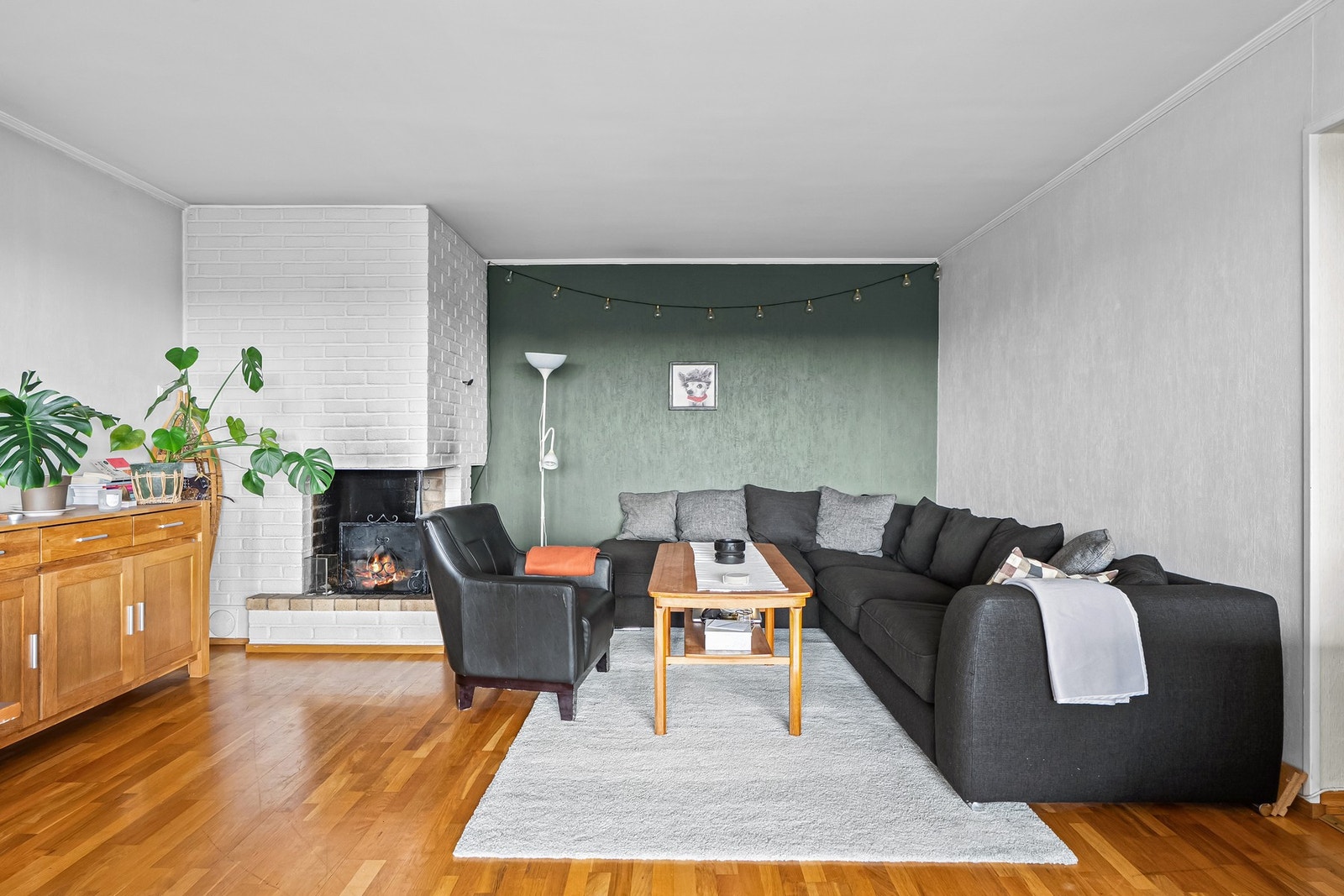 Stuen har god plass til både sofakrok og TV-løsning. Videre er det en peisovn for vedfyring. Galleribilde