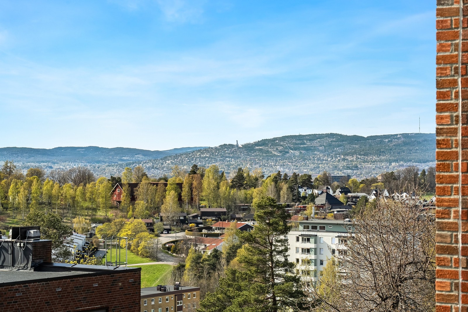 Fra balkongen er det flott utsikt utover nærområdet, nedover mot sentrum og mot Holmenkollen i vest. Galleribilde