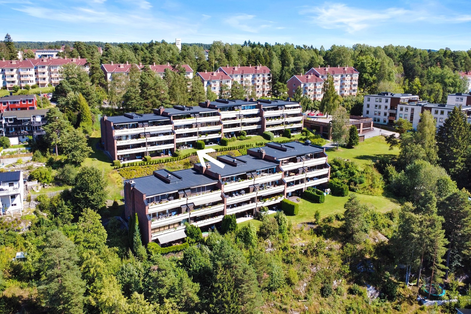 Boligen har en sentral og ettertraktet beliggenhet i et svært populært sameie på attraktive Skøyenåsen. Galleribilde