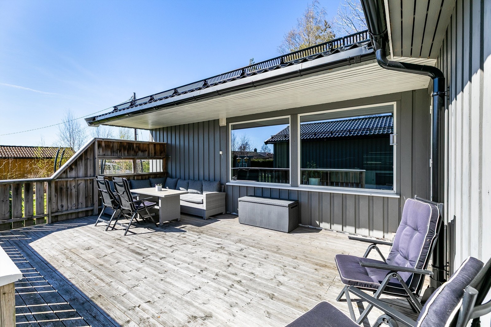 Terrassen er orientert mot sør og sommerstid solfylt store deler av dagen. Galleribilde