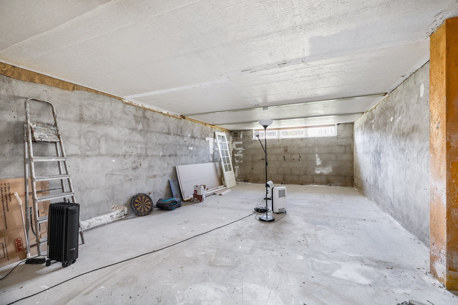 Hoveddelen av dette store, uinnredede kjellerrommet er byggemeldt som hobbyrom. Kjelleren er også byggemeldt med klesbod og matbod som på ukjent tidspunkt er innlemmet i dette rommet. Galleribilde