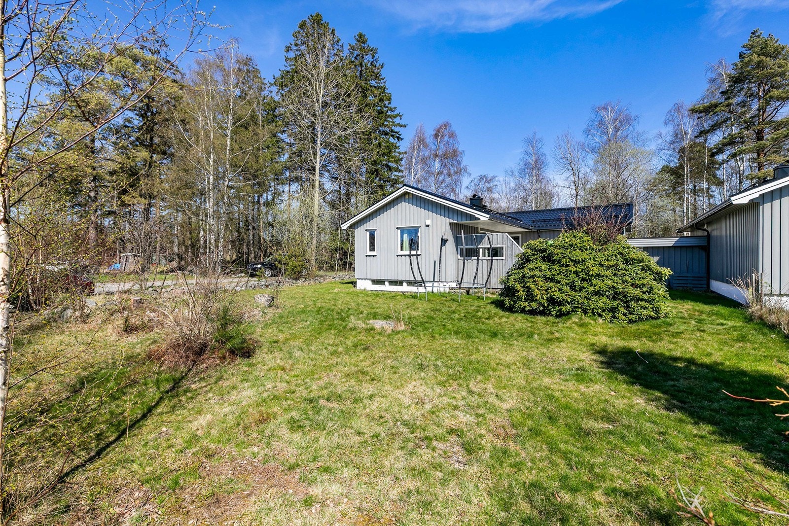 Boligen disponerer en stor, tilhørende hage som er anlagt på borettslagets fellesareal og gir familien mye tumleplass utendørs. Fotograf; Børge Oppegård. Galleribilde