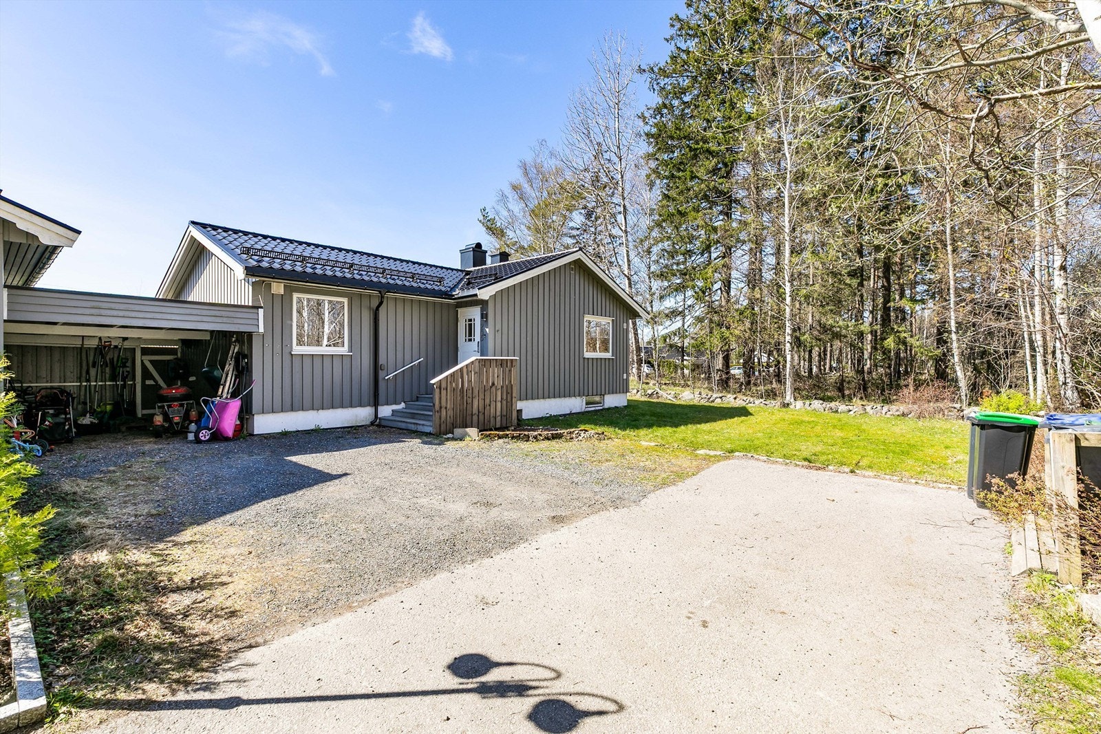 Siden boligen ligger på enden, er det ekstra gode biloppstillingsmuligheter utenfor. Lader til EL-bil er montert i carporten. Galleribilde
