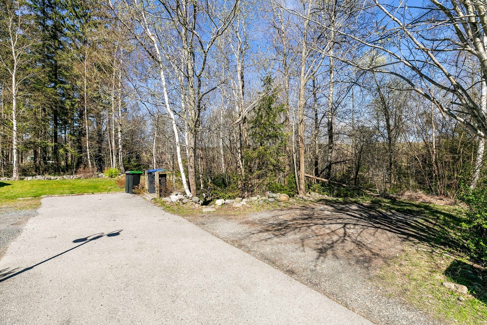 Fra skogholtet vis á vis gårdsplassen går det sti du kan følge i retning sentrum av Halmstad. Galleribilde