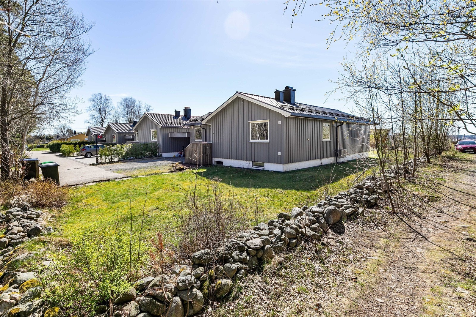 Denne kjedede andelsboligen er en del av veletablerte Rørskogen Borettslag og oppriktig tilbaketrukken - helt innerst i gaten.
Fotograf; Børge Oppegård. Galleribilde