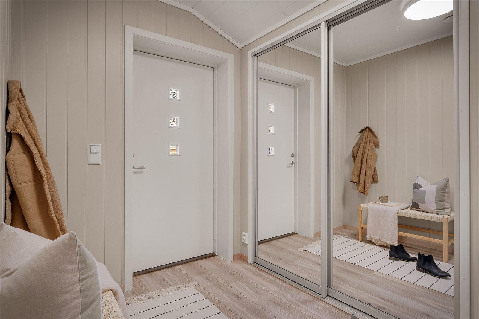 Romslig entré med skyvedørsgarderobe. Galleribilde