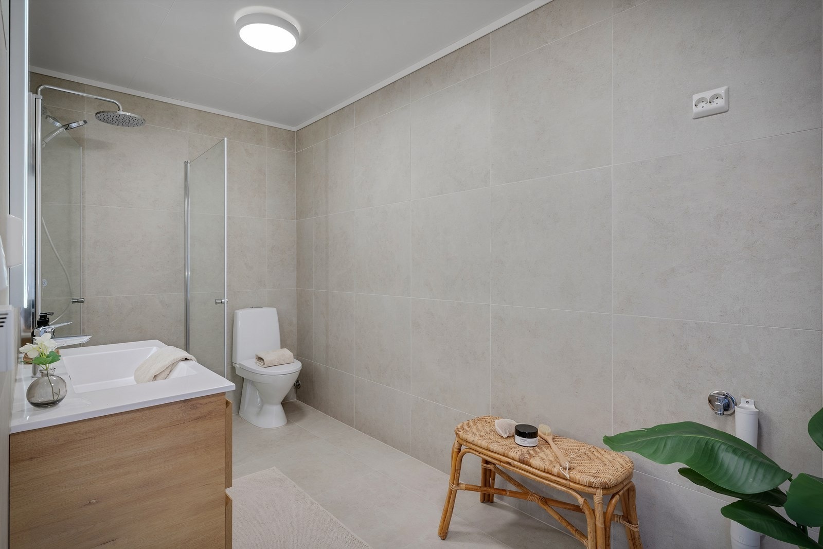 Badet er flislagt med nye fliser i 2026. Galleribilde