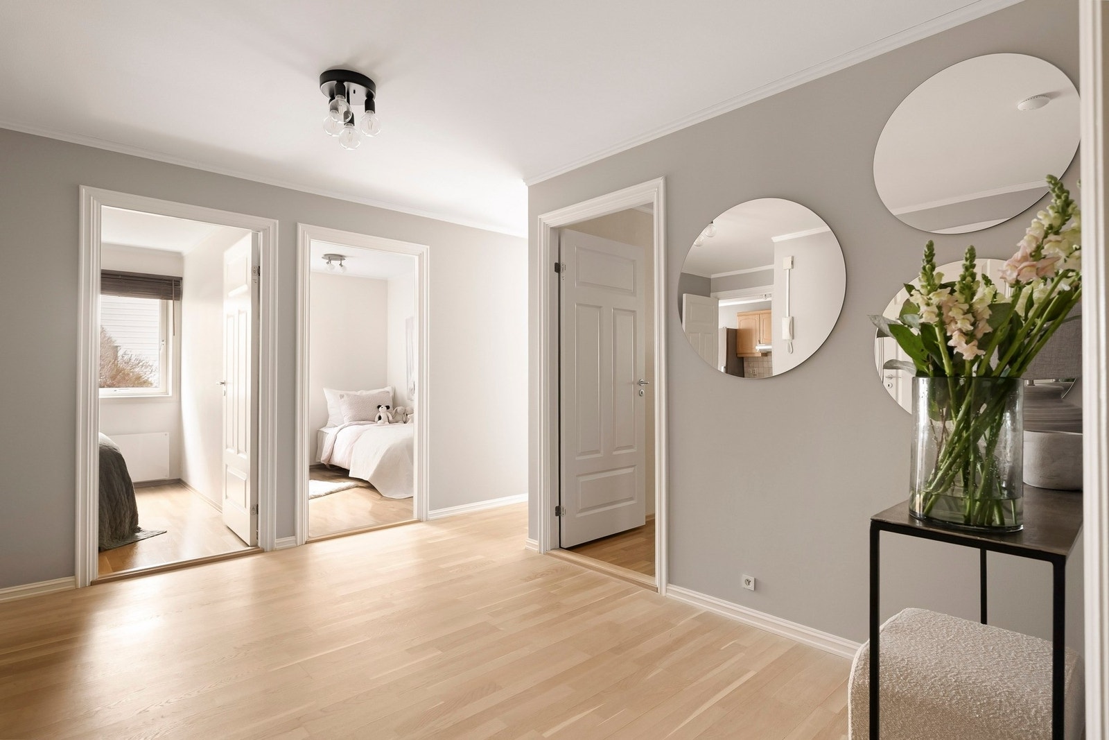 Romslig gang mellom soverom med plass til ulike oppbevaringsmuligheter Galleribilde