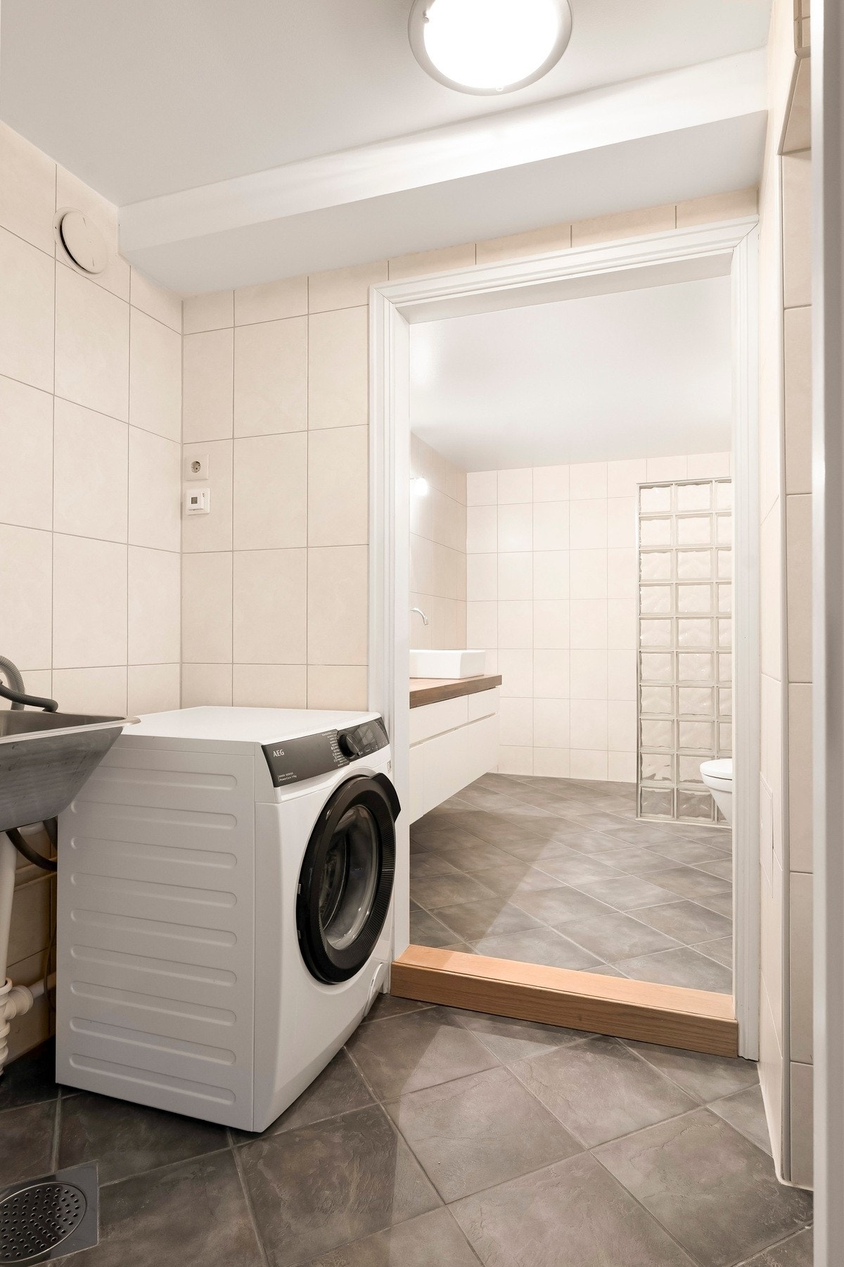 Praktisk vaskerom som er tilknyttet badet Galleribilde