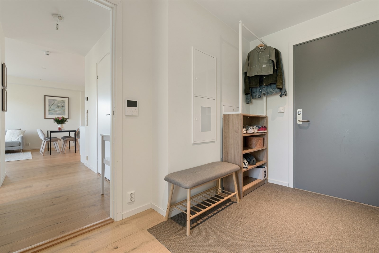 Entré med god plass til oppbevaring. Galleribilde