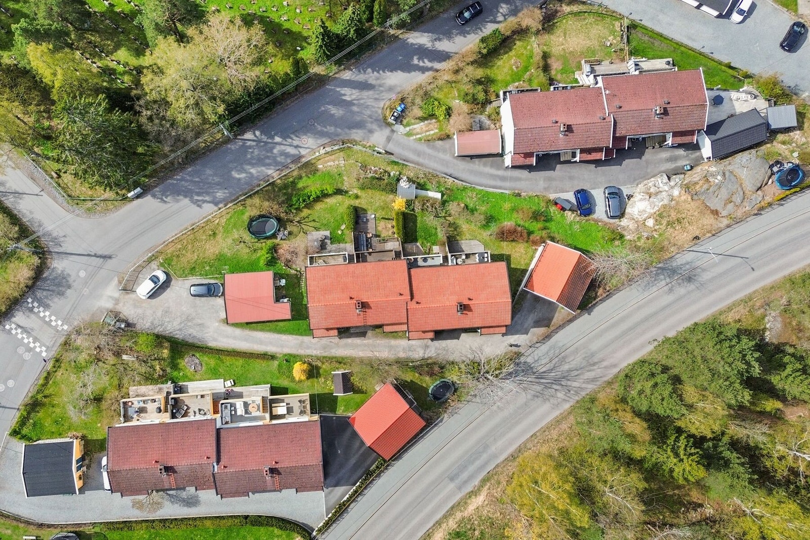 Det er gangvei til skoler, barnehager, offentlig kommunikasjon og et rikt utvalg av fasiliteter og servicetilbud. Galleribilde
