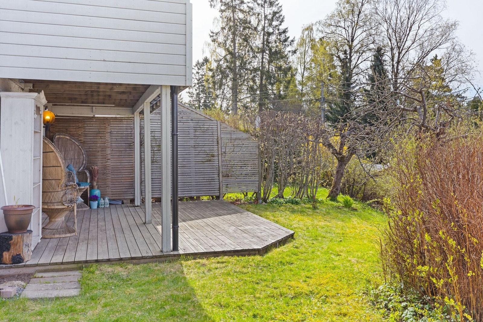 Her er det god plass til både grill og utemøbler, og den frodige hagen rundt skaper en privat og hyggelig atmosfære. Galleribilde