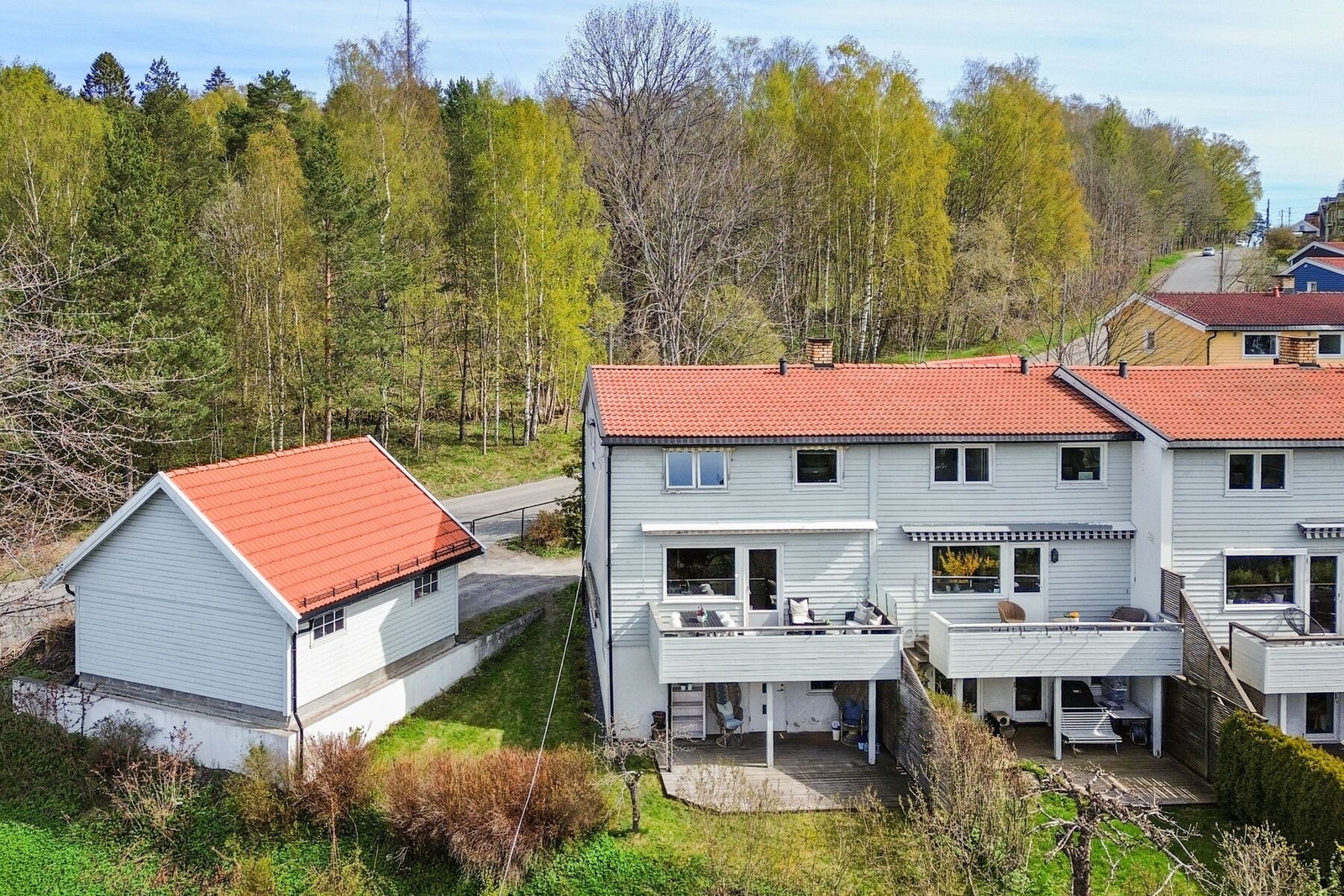 Boligen ligger i et meget attraktivt, veletablert og barnevennlig villaområde på Bekkelagshøgda. Eiendommen ligger fint til med gode solforhold. Galleribilde