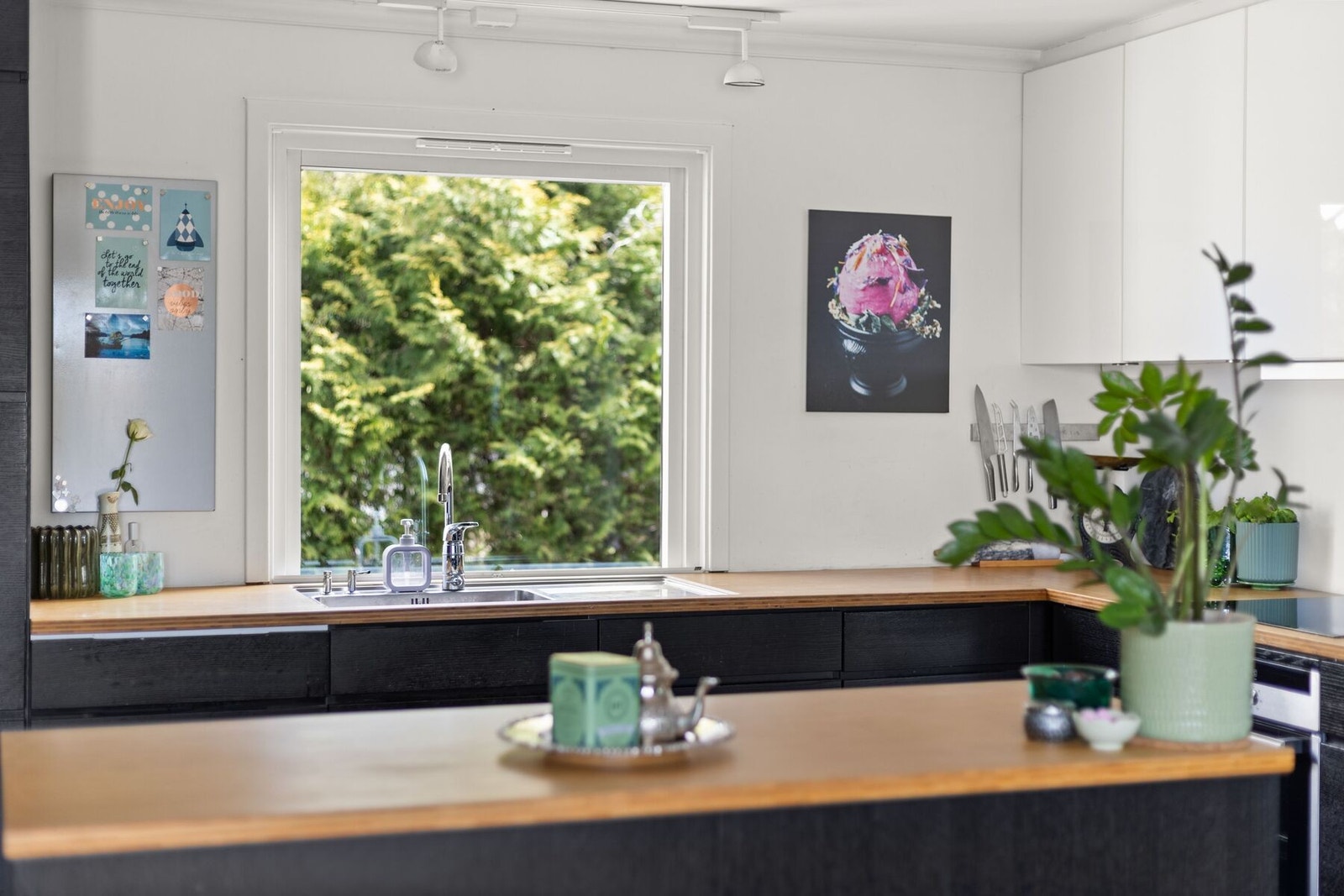 Barløsning mot stuen gir et helhetlig uttrykk og skaper en sosial og åpen sone Galleribilde