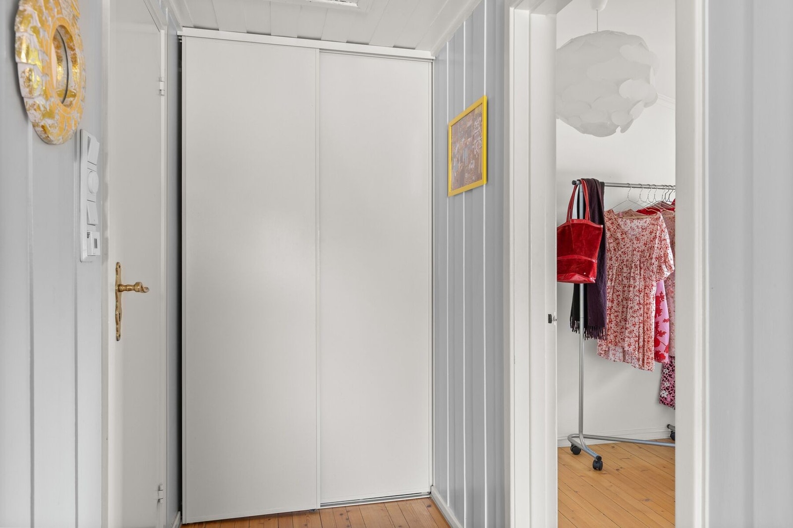 Lys og oversiktlig gang som gir enkel adkomst til soverommene og badet. Galleribilde