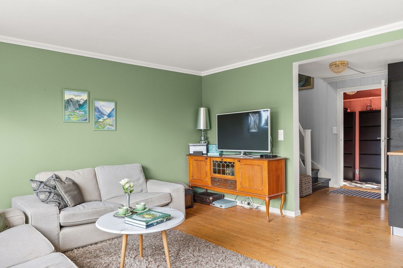 I stuen er det rikelig med plass til både en romslig sofagruppe og spiseplass, noe som gjør stuen til boligens naturlige samlingspunkt. Galleribilde