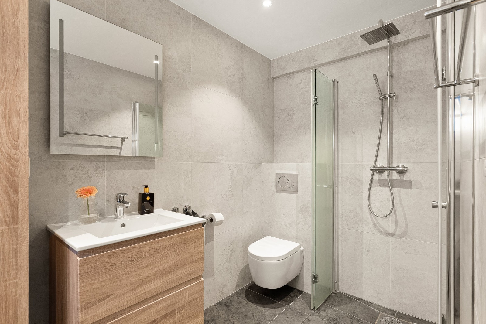 Badet i hybelen ble oppgradert i 2023 og holder en moderne standard med flislagte overflater. Galleribilde
