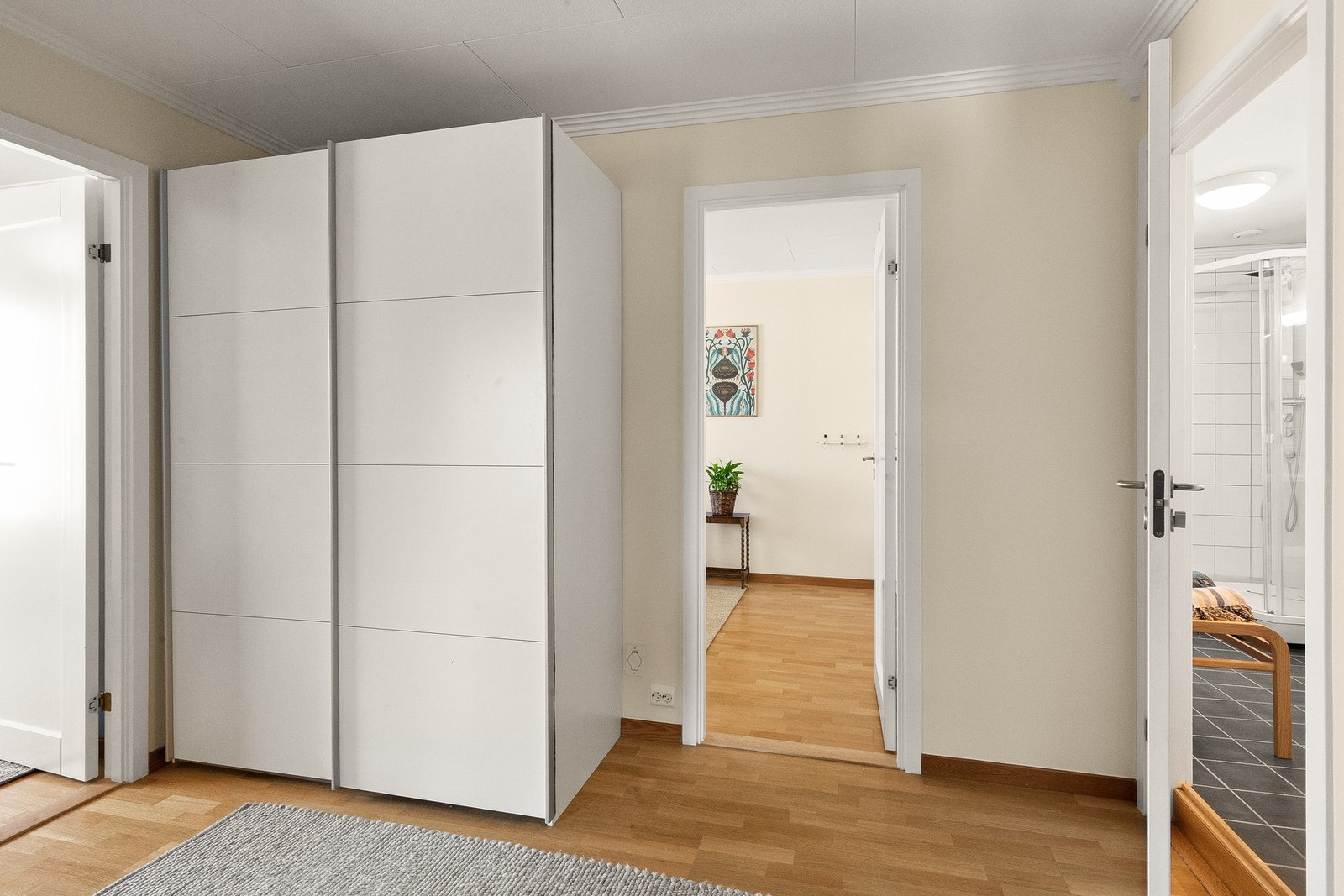 I gangen er det en praktisk garderobe med god oppbevaringsplass Galleribilde