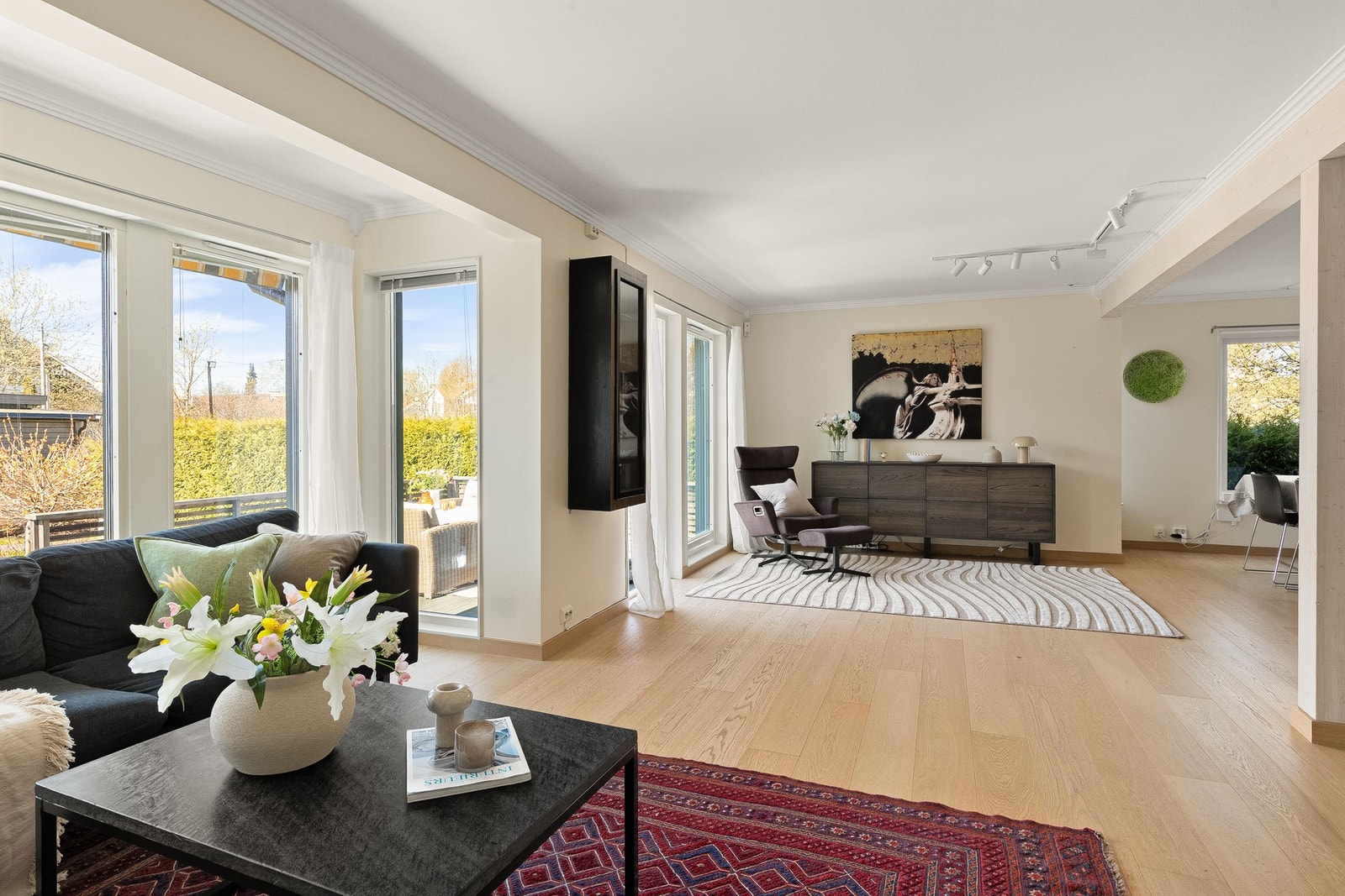 Stuen har god plass til både sofagruppe og spisebord. Galleribilde