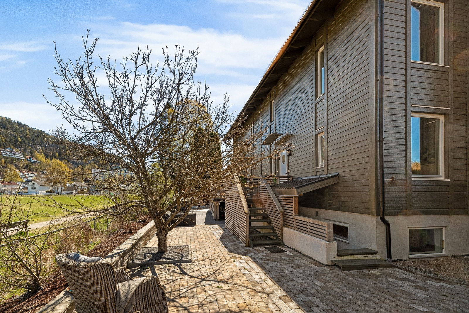 Ved inngangspartiet finnes en terrasse på ca. 4 kvm som gir en hyggelig og praktisk velkomst til boligen. Galleribilde