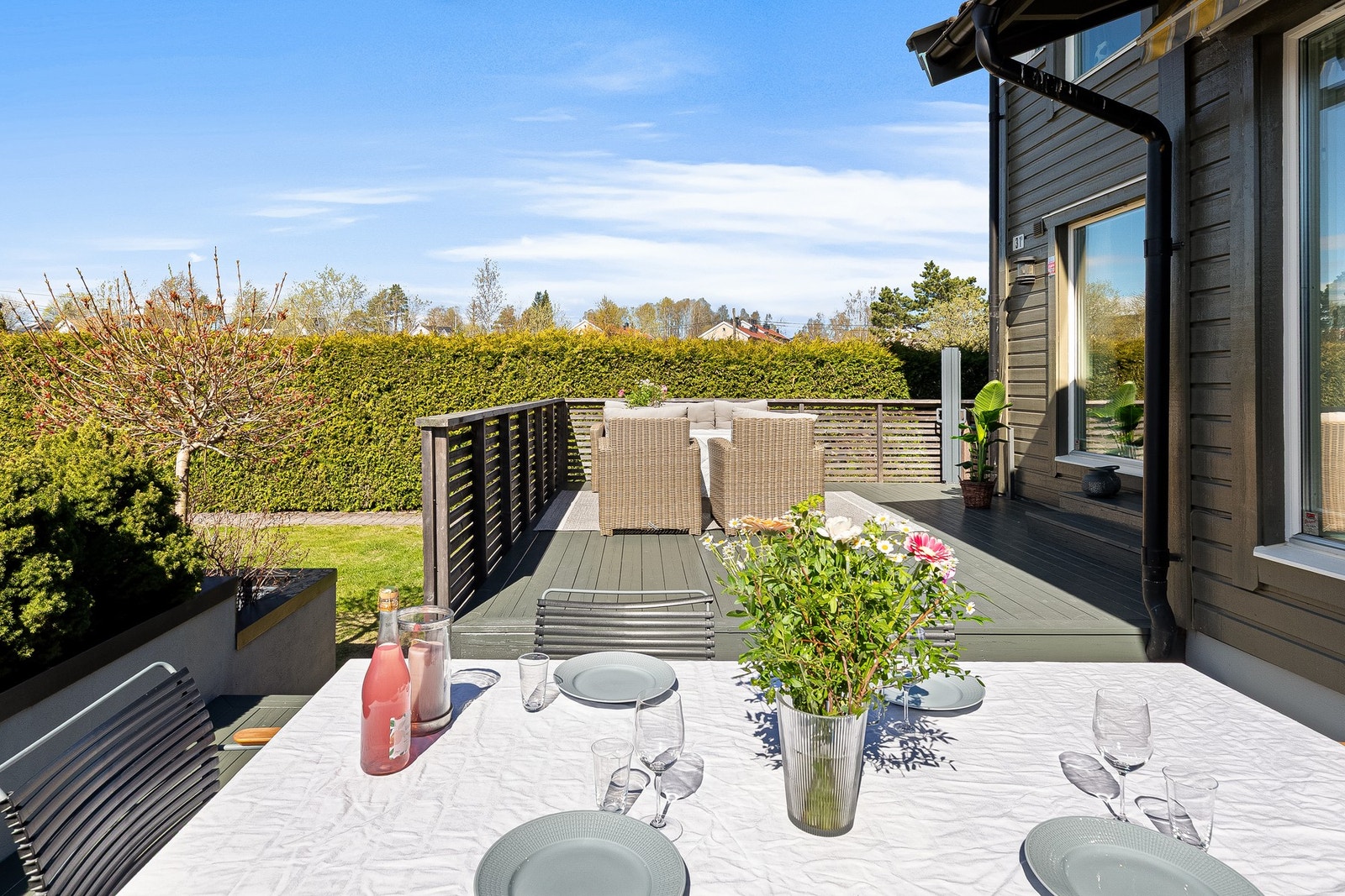 Uteområdet er svært godt tilrettelagt for barnefamilier og byr på både flere solrike soner for lek, avslapning og sosialt samvær. Galleribilde
