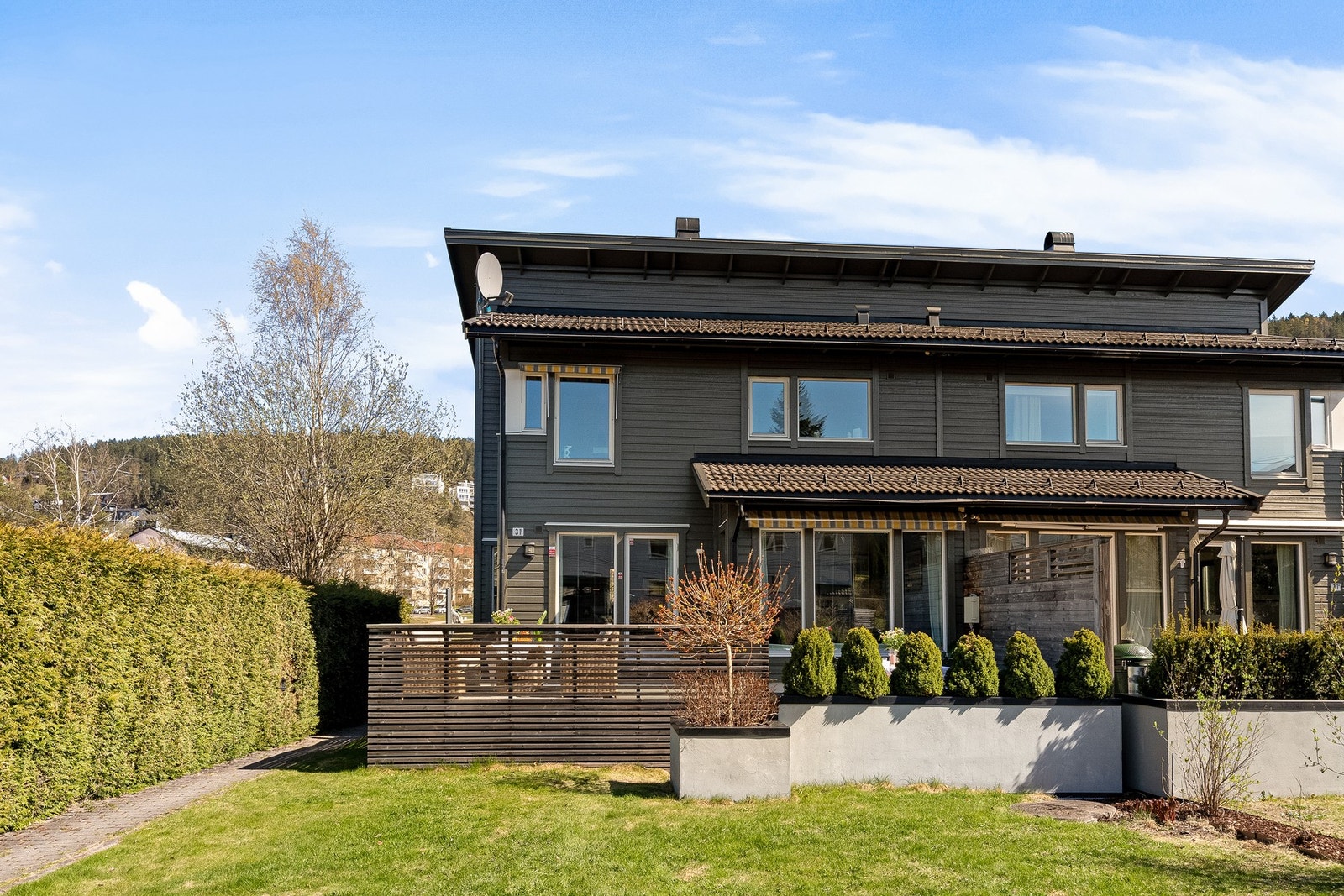 Boligen ligger i en rolig og lite trafikkert gate. Galleribilde