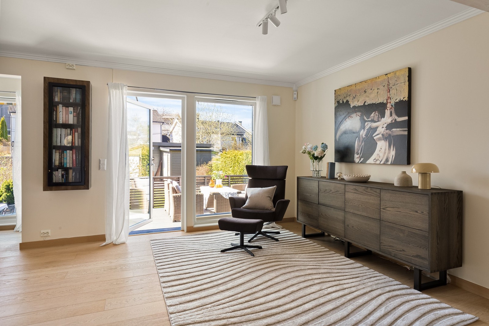 Fra stuen er det utgang til verandaen. Galleribilde