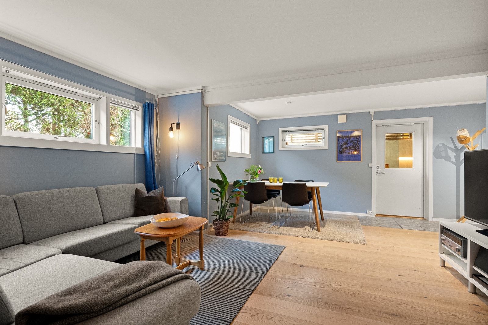 Underetasjen har en egen inngang til hybelen som fremstår som egen selvstendig boenhet på ca 50 kvm, men har også innvendig dør til boligen. Det er vannbåren gulvvarme også her. Galleribilde