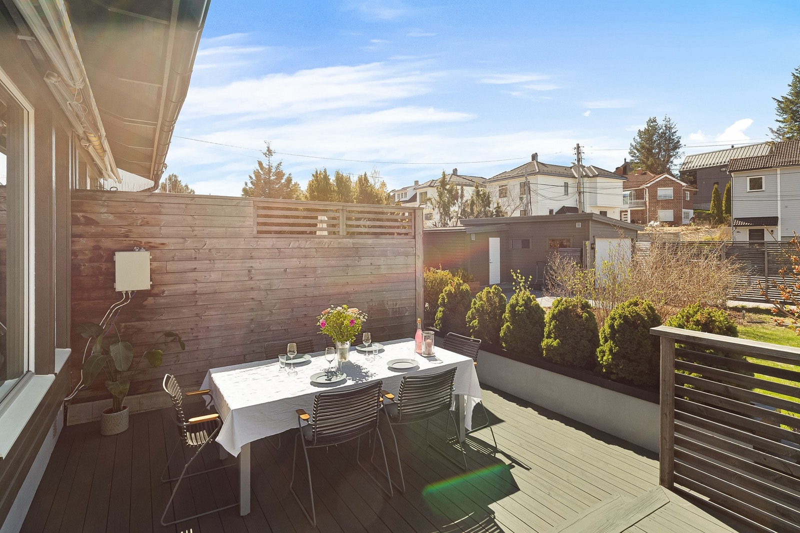 Verandaen har god plass til både spisegruppe og sittegrupper, og gir rom for hyggelige måltider, lek og sosiale sammenkomster gjennom hele sesongen. Galleribilde