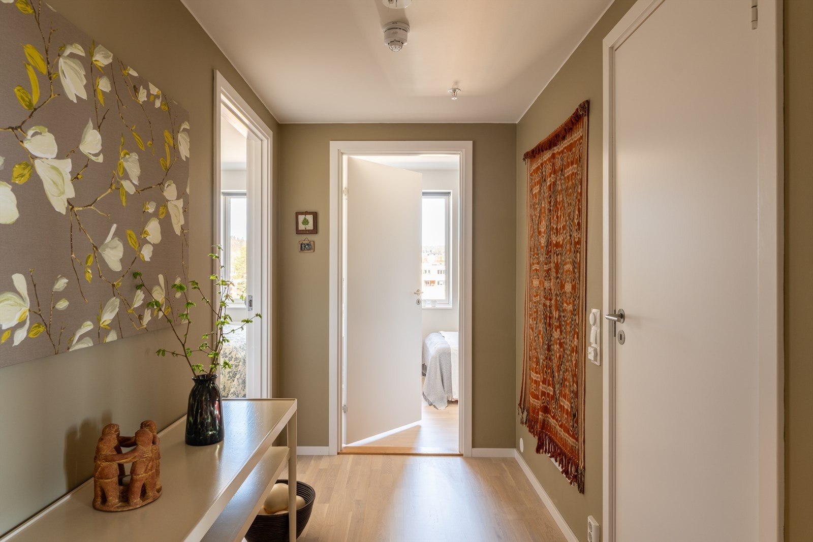 God planløsning med egen fløy for to soverom, bad/WC og kombinert vaskerom/bod. Hovedsoverommet er integrert med stuen i en praktisk en suite-løsning. Galleribilde