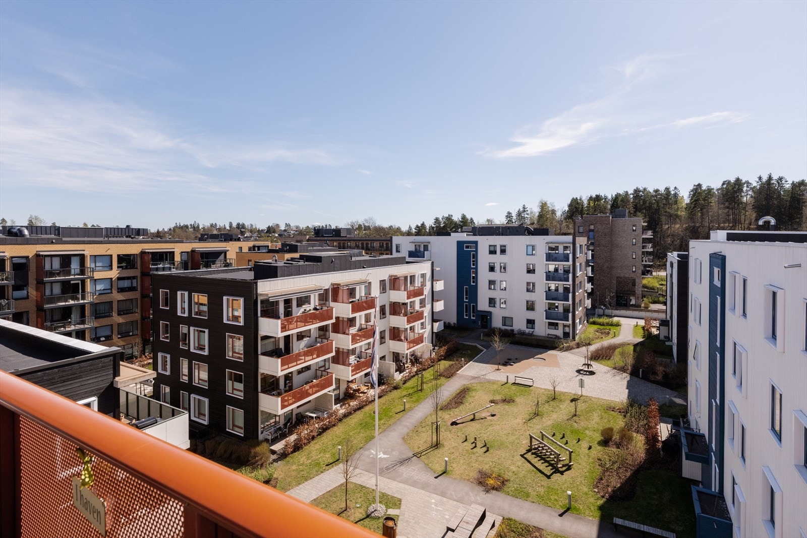 Fint og fritt utsyn over det hyggelige fellesområdet. Galleribilde