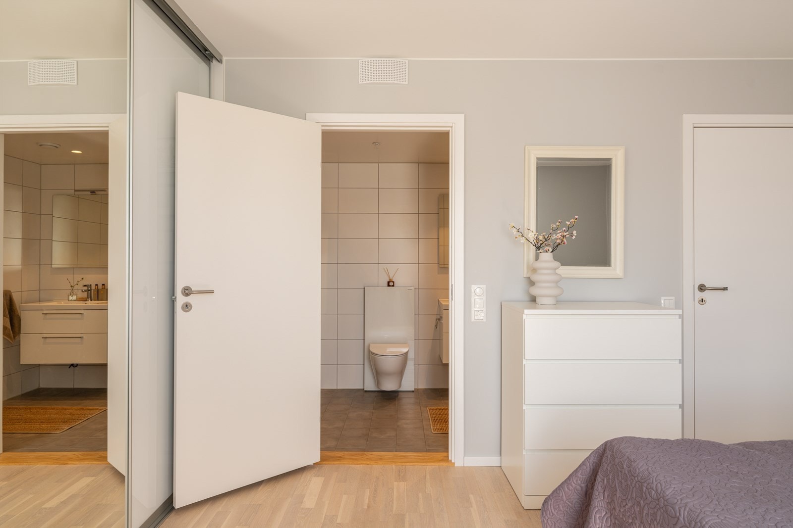 Det største badet ligger i suiteløsning med hovedsoverommet, og innbyr til velvære og egentid. Galleribilde