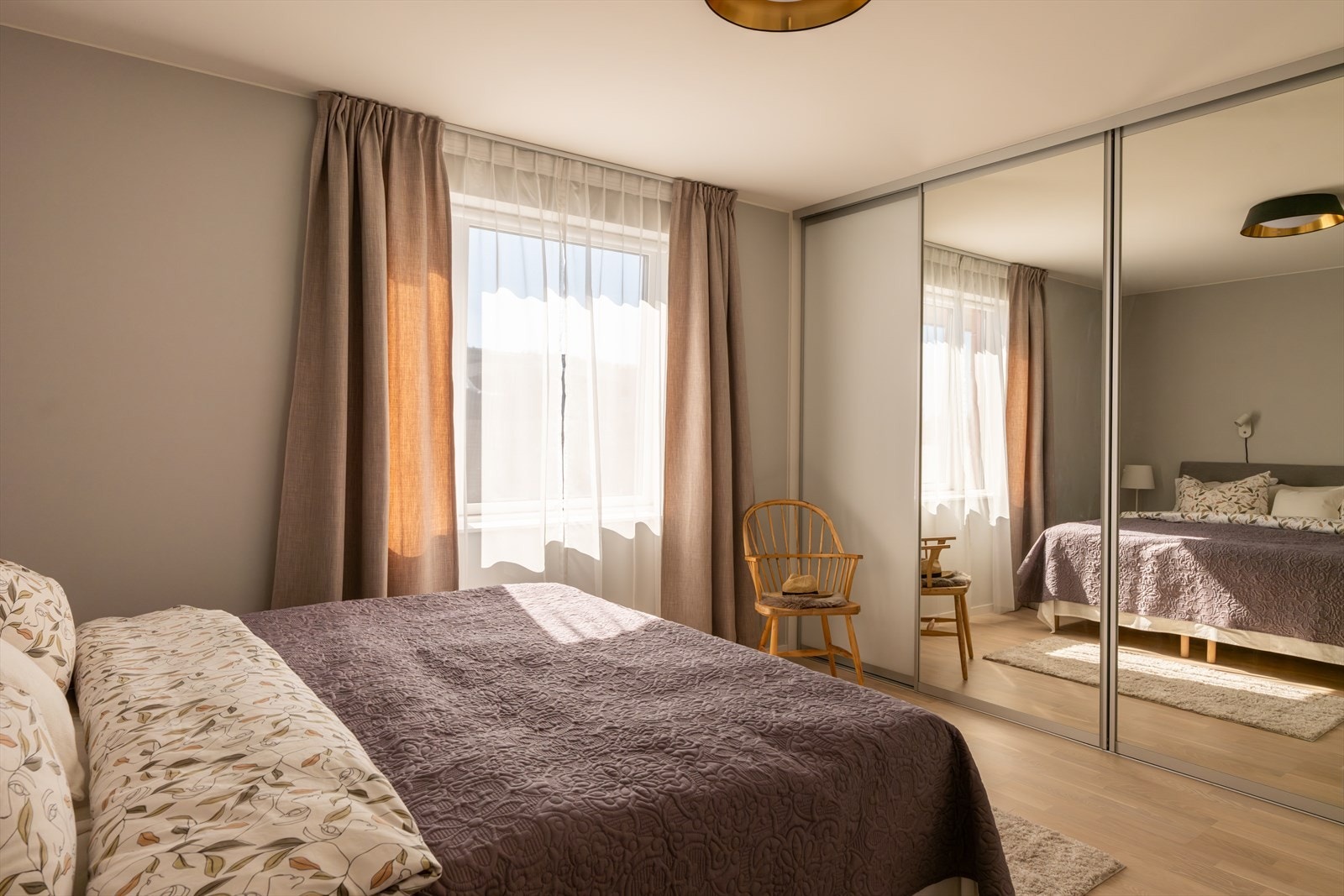 Hovedsoverommet ligger i suiteløsning med eget bad, og rommet har i tillegg en bred, plassbygd skyvedørsgarderobe. Galleribilde