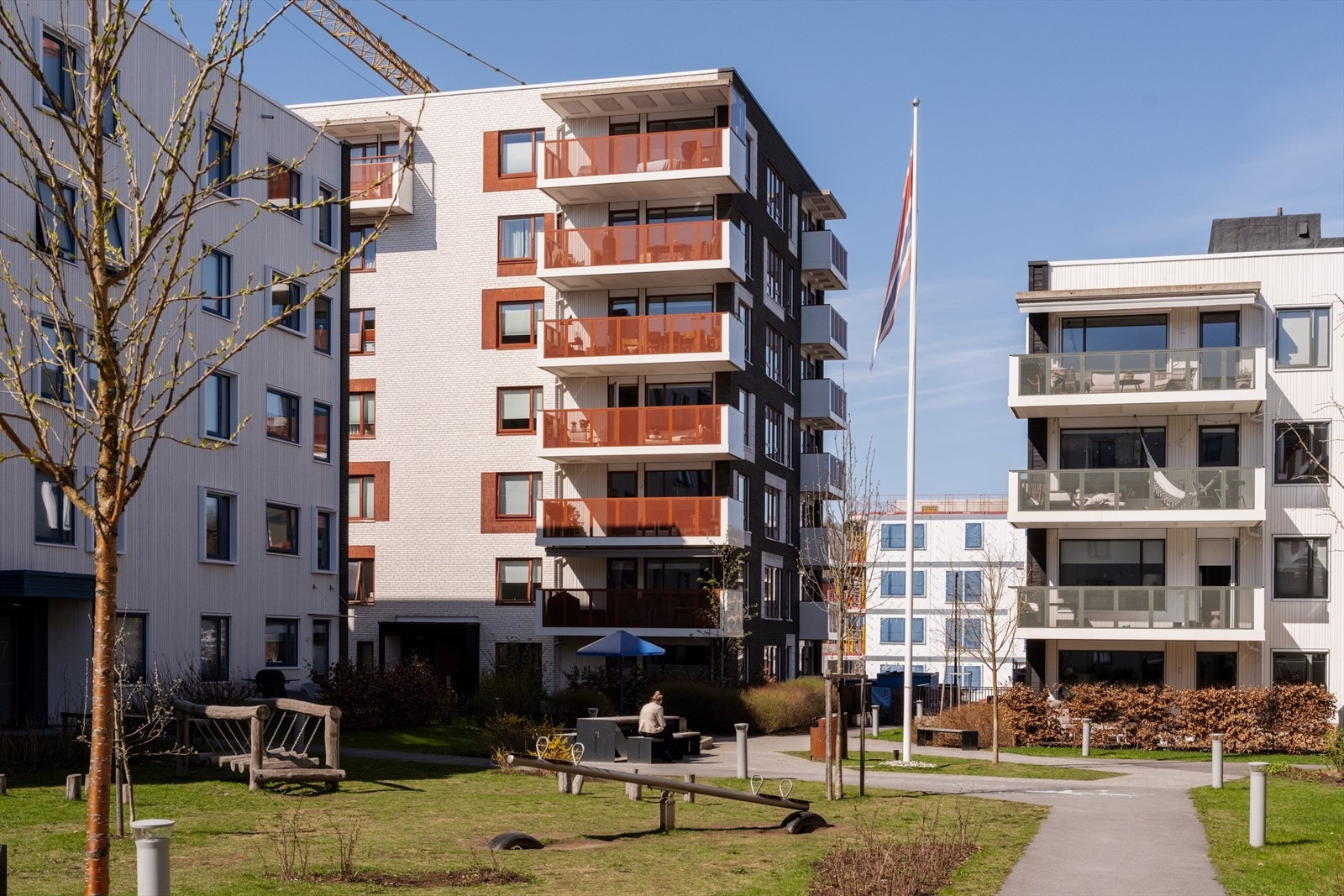 Fellestomten er optimalt utnyttet og ikke minst meget pent opparbeidet med grønne, frodige uteområder, gode gangforbindelser og flotte fellesarealer med sittegrupper og lekeapparater. Galleribilde