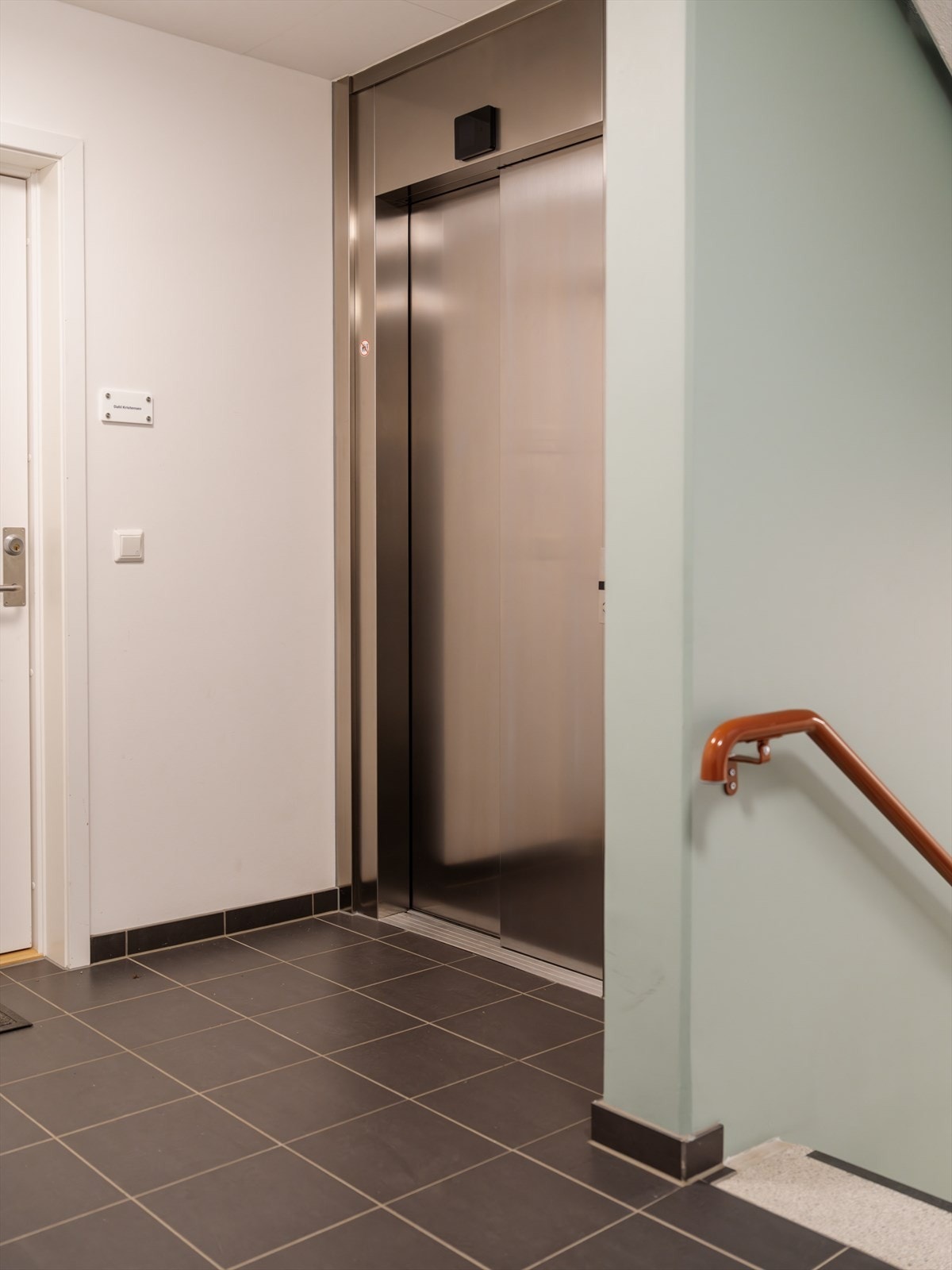 Enkel adkomst - heis til både bakkeplan og garasjen. Galleribilde