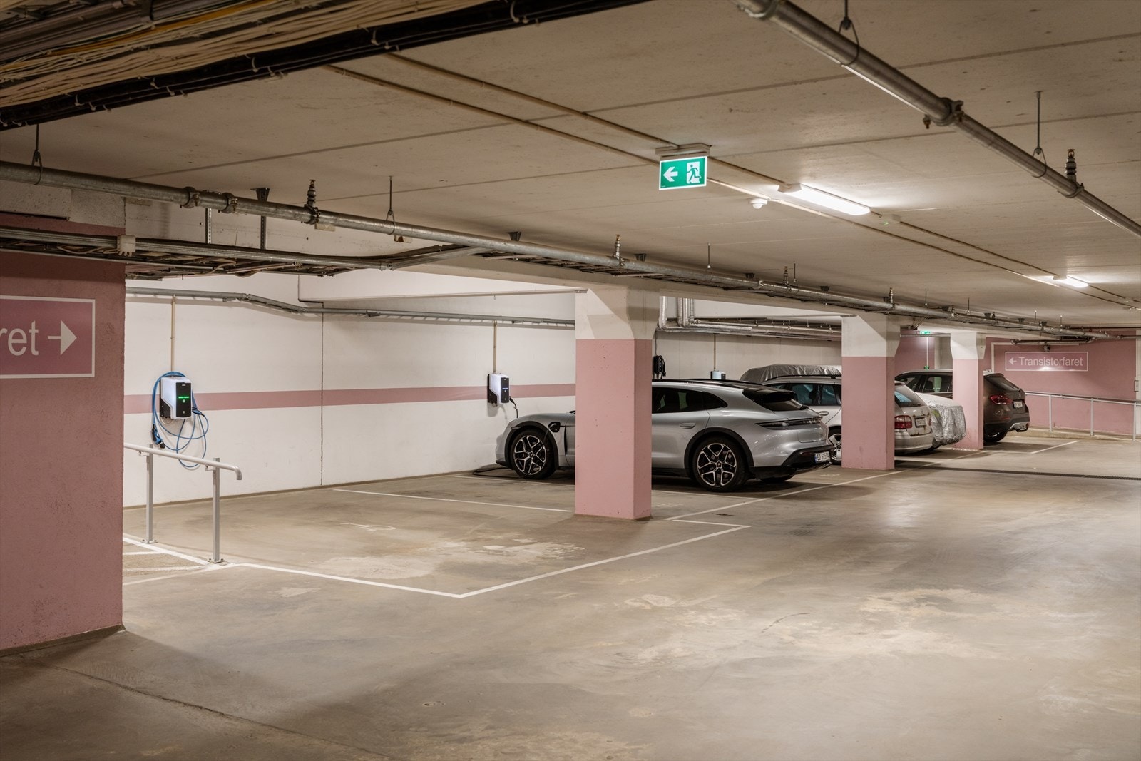 Det medfølger én garasjeplass i felles parkeringskjeller. Plassen er merket med nummer 150. Galleribilde