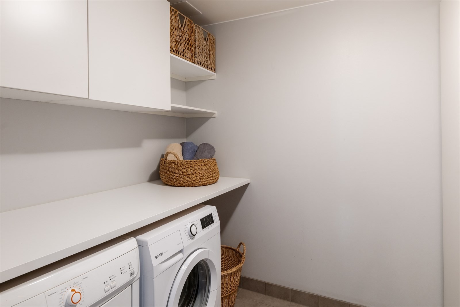 I tilknytning til entréen ligger et praktisk vaskerom med opplegg og plass til både vaskemaskin og tørketrommel under benk. Det er varme i gulv. Galleribilde
