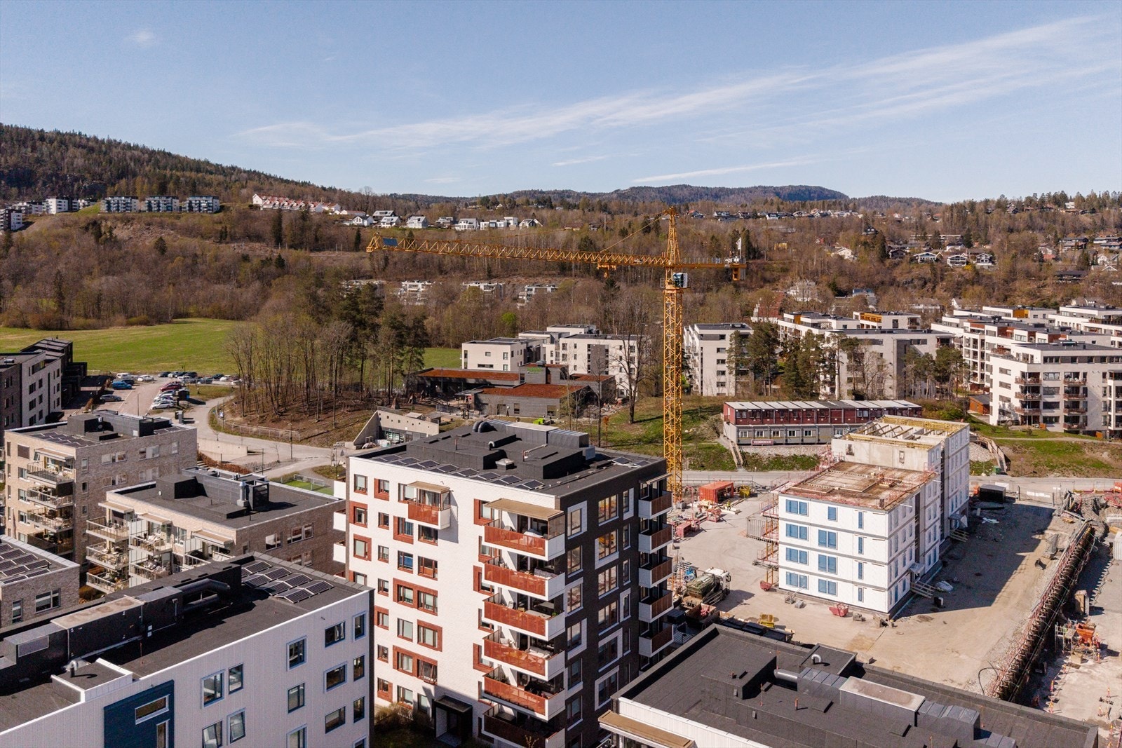 Eiendommen ligger i et nyetablert boligområde på Vestre Billingstad i Asker kommune. Galleribilde