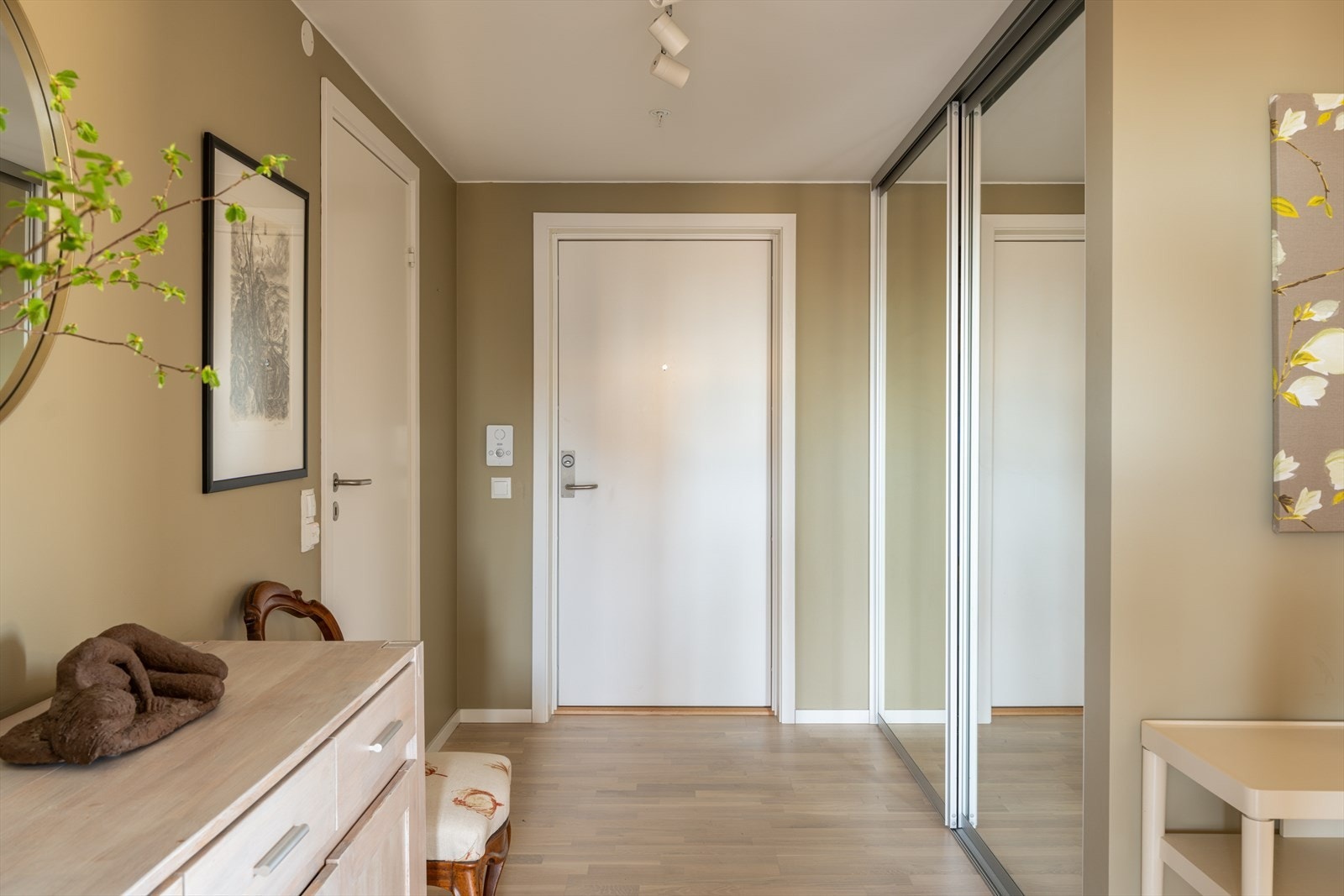 Yttertøy, sko og utstyr ryddes enkelt bort i en stor, plassbygd skyvedørsgarderobe med speilfronter. Galleribilde