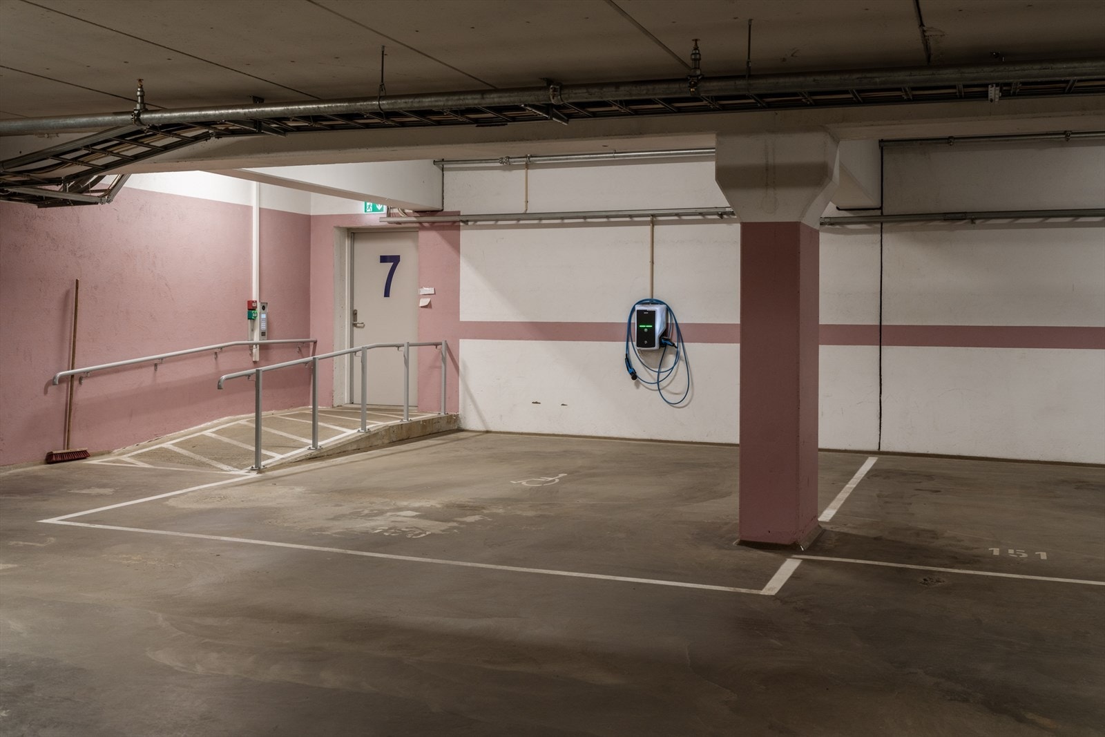 Det gjøres oppmerksom på at dette er en HC-plass. Dersom eier ikke har behov for en slik plass, kan sameiet omdisponere denne til en ordinær parkeringsplass dersom det er andre beboere med dokumentert behov for HC-plass. Galleribilde