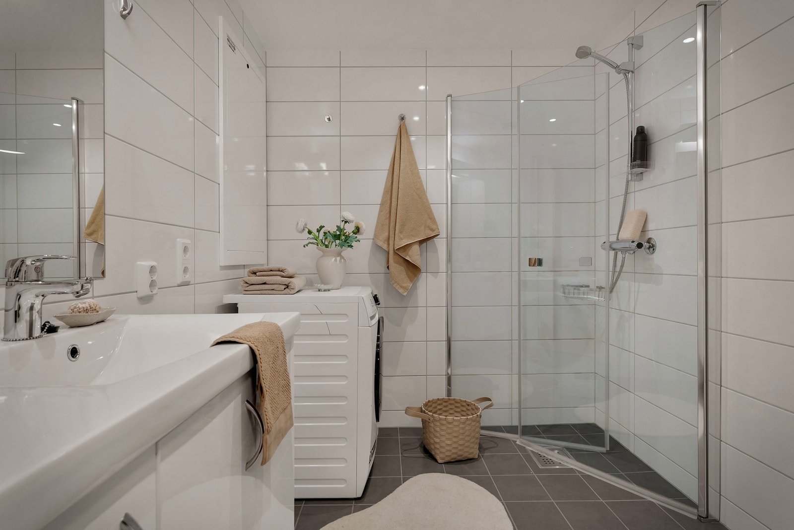 - Badet er lyst og klassisk utført med flislagte overflater, gulvvarme og moderne innredning - Galleribilde