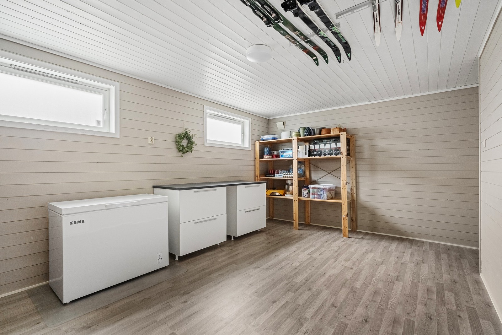 Det er gode oppbevaringsmuligheter for hoveddelen av boligen. Dette rommet ligger under kjøkkenet i hovedetasjen, med tilkomst til vann og avløp. Galleribilde