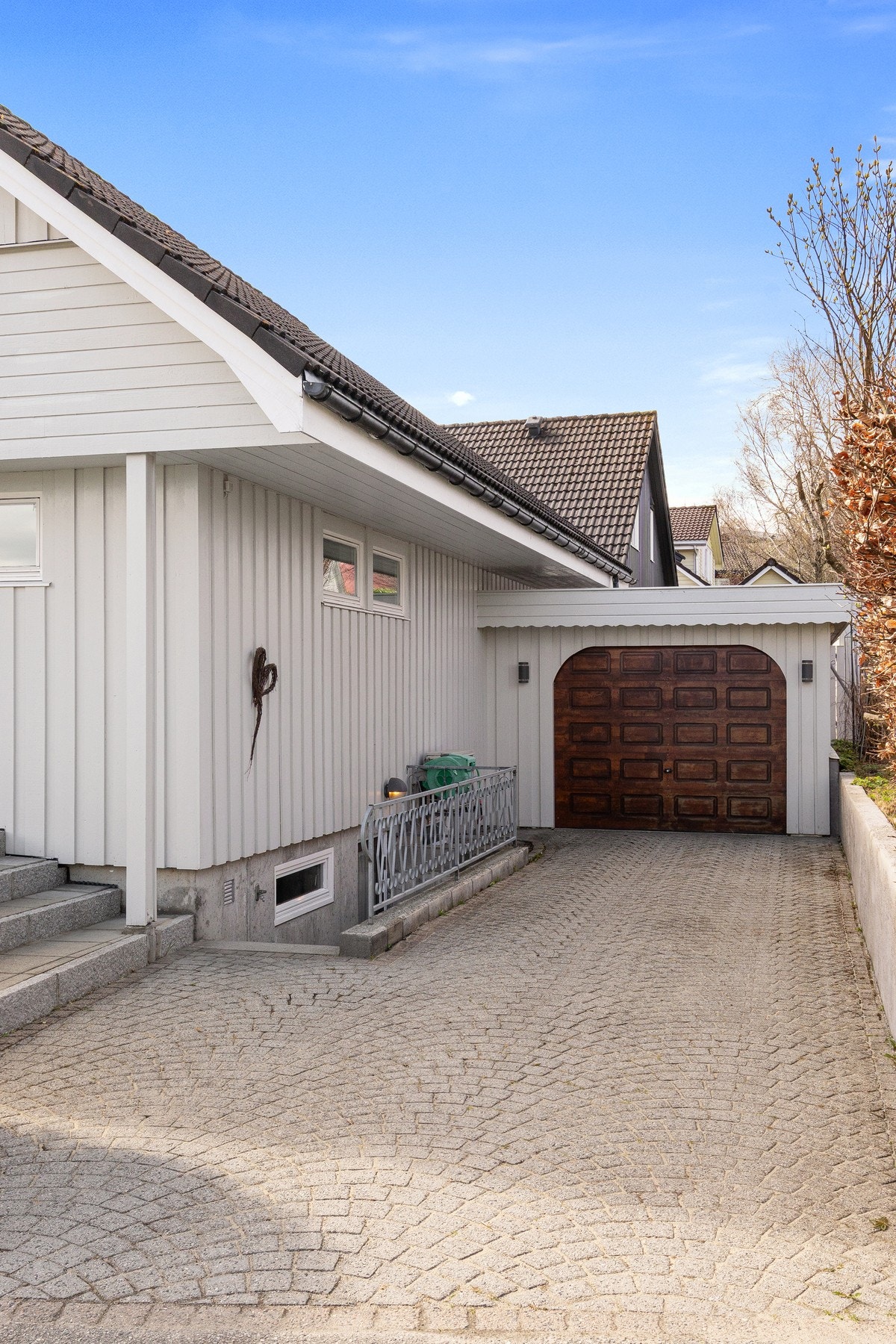 Det er gode parkeringsmuligheter i garasje og på egen tomt. Galleribilde