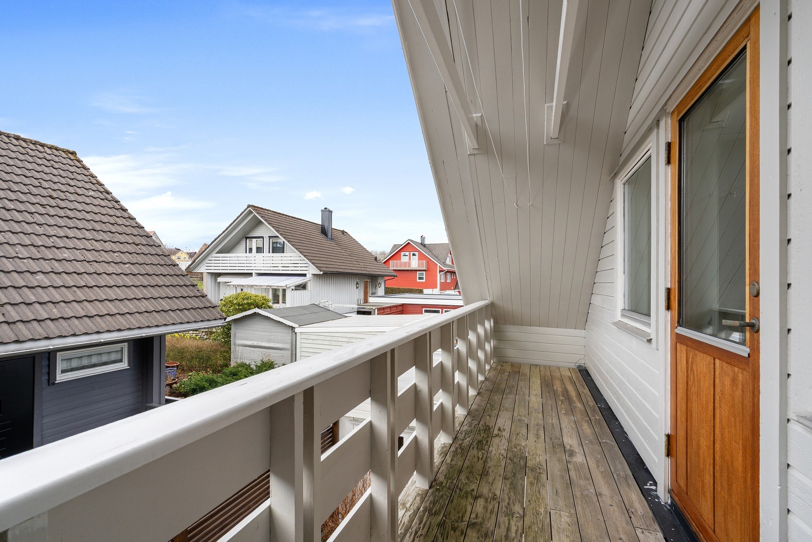 Fra stuen er det utgang til balkong. Galleribilde